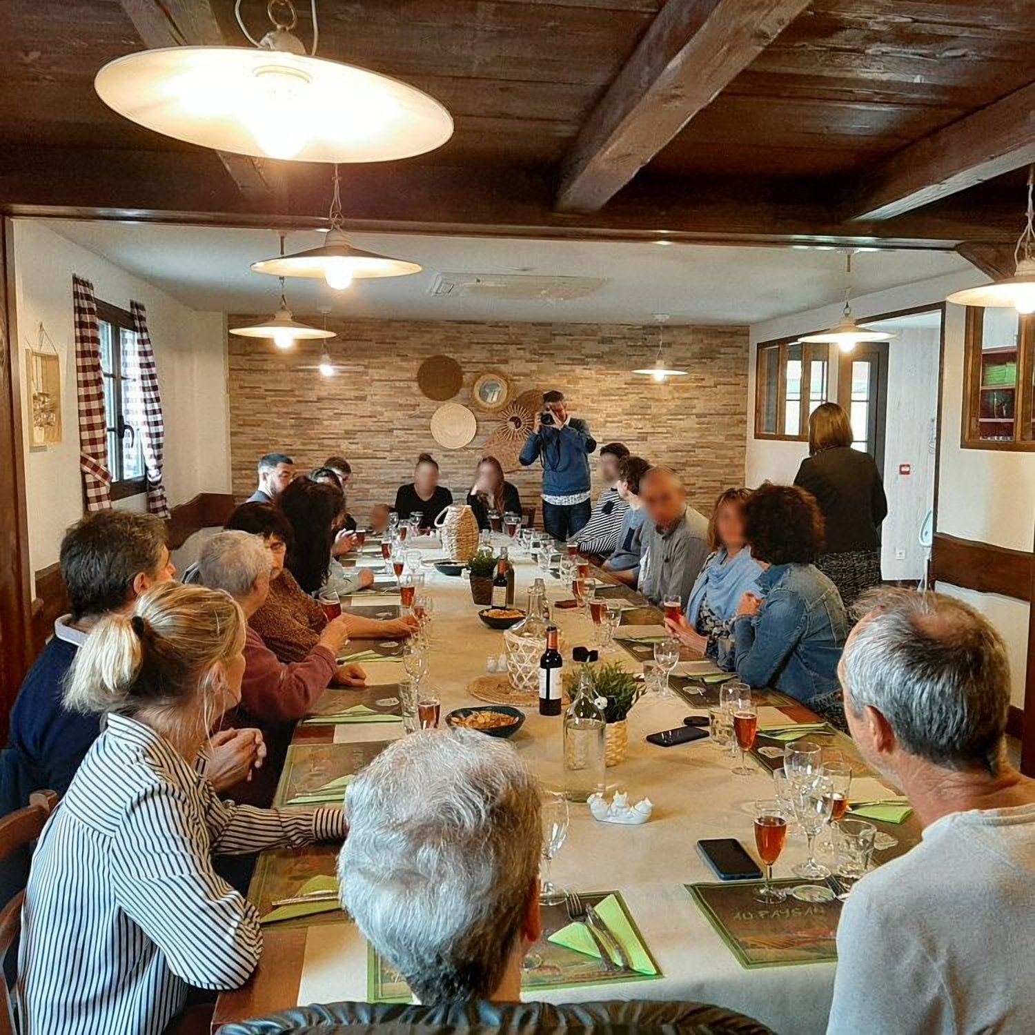 Une grande tablée, un jour de fête au restaurant
