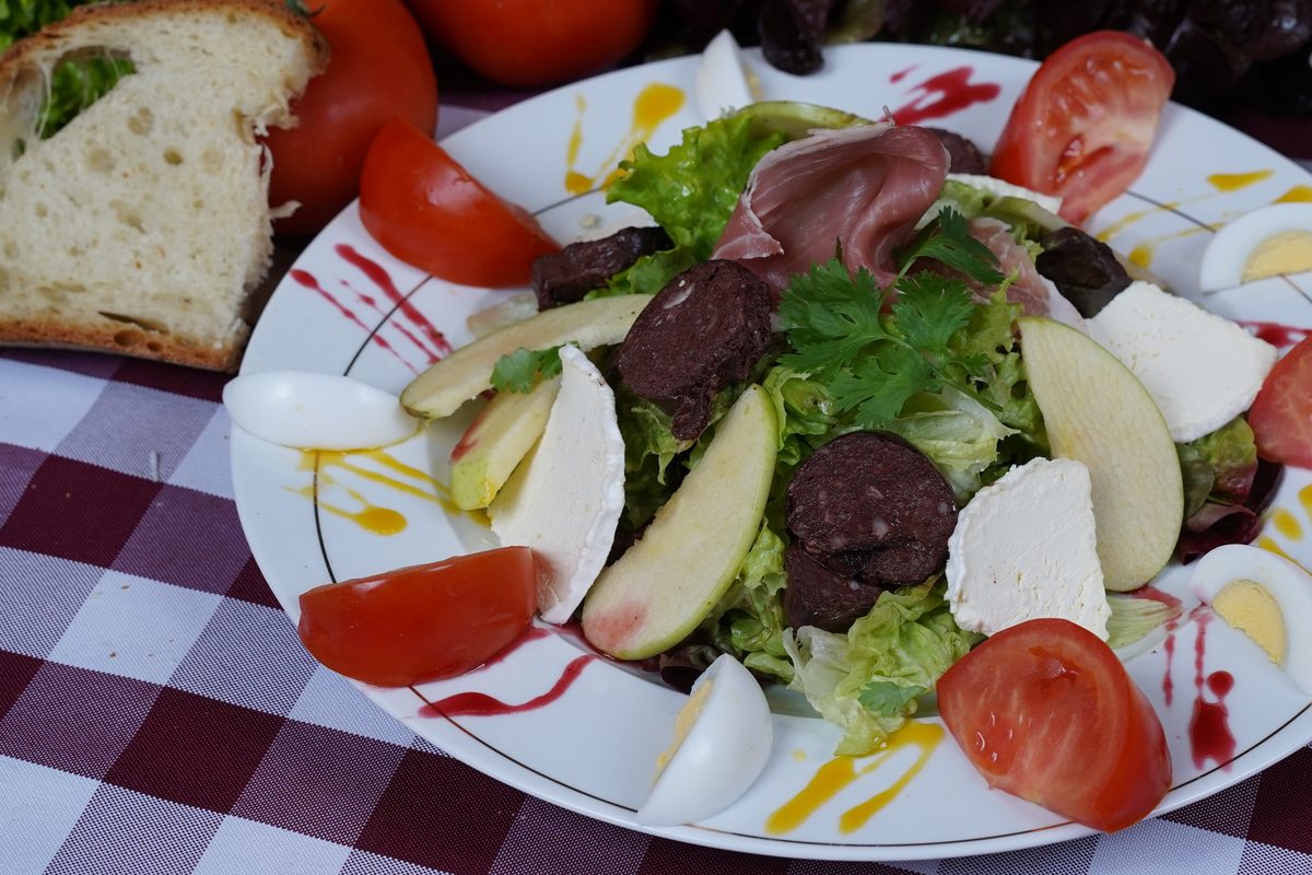 Une grande salade composée